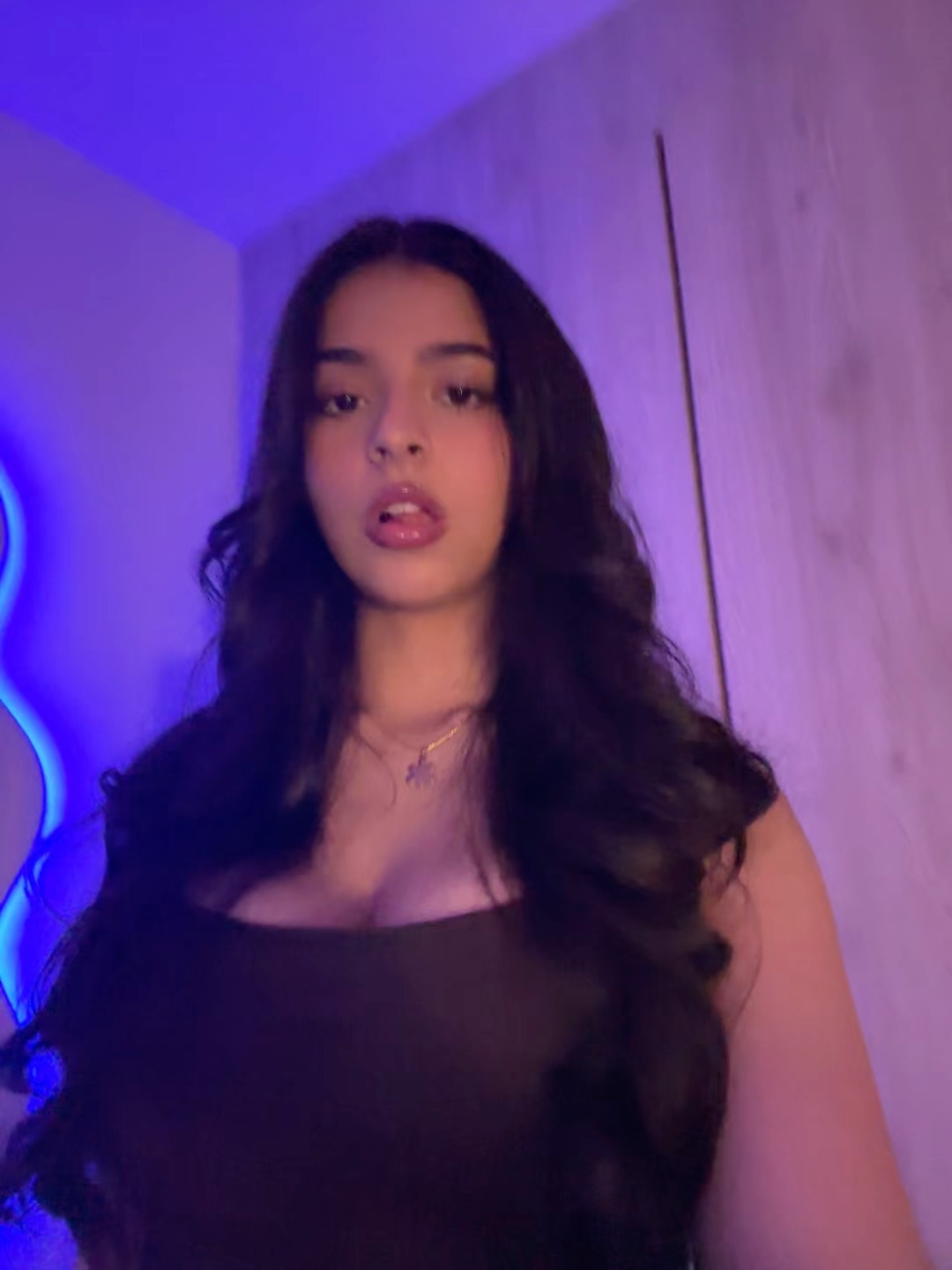 Samanta available for a MuLive video chat